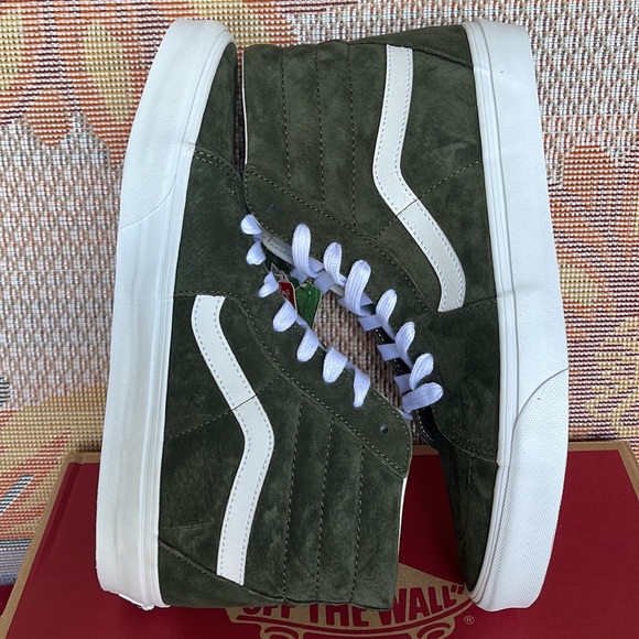 Vans WMNS Sk8-Hi
Pig Suede Grape Leaf
VN0A4BVT50K
Sneakers - Picture 12 of 16